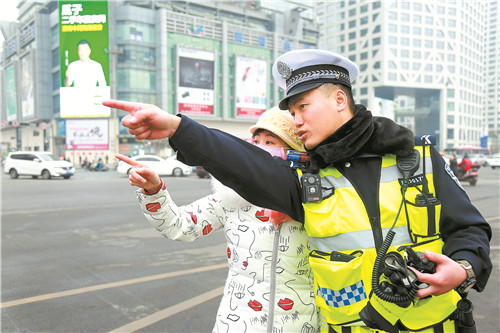 刘超(右一)热情地给问路的市民指路